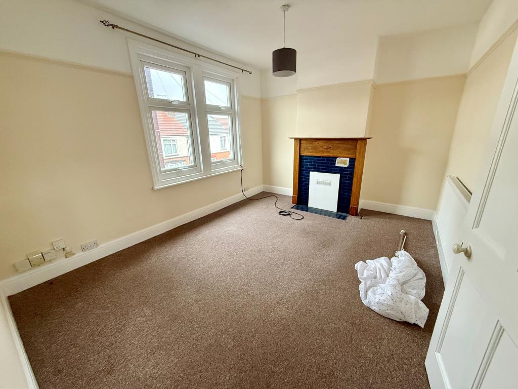 Lot: 53 - FREEHOLD PROPERTY ARRANGED AS TWO FLATS - First floor Living room